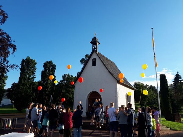 Als Symbol für den Heiligen Geist bekam jede Familie einen Luftballon.